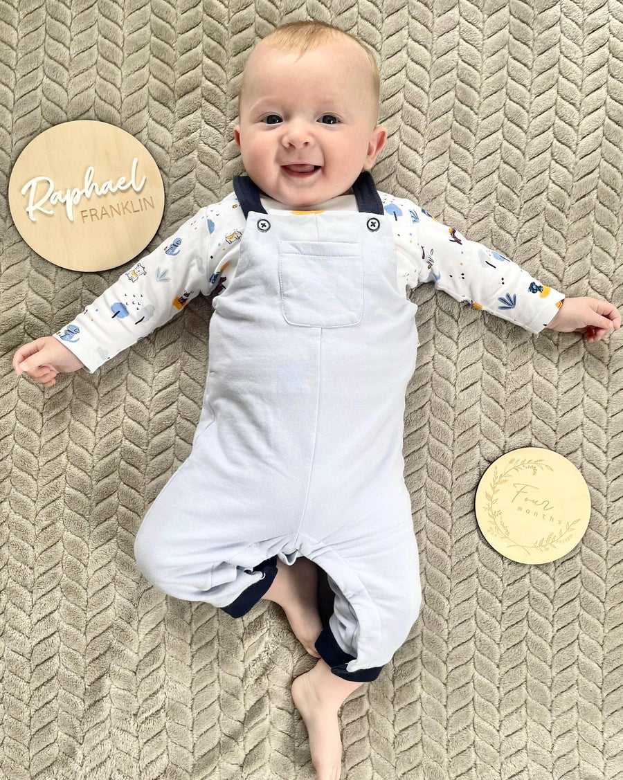 Personalised wooden birth announcement disc with custom name, ideal newborn photo prop