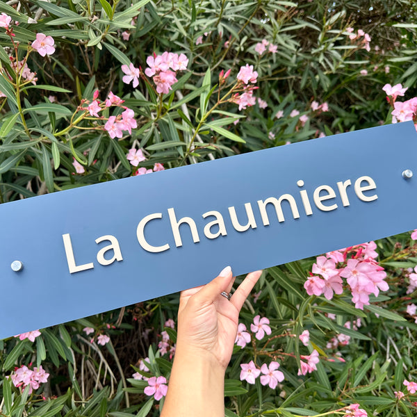 Personalized wooden house name sign with elegant curved edges