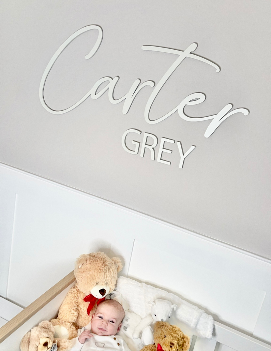 Personalized double name sign in elegant wood texture, suitable for home decor
